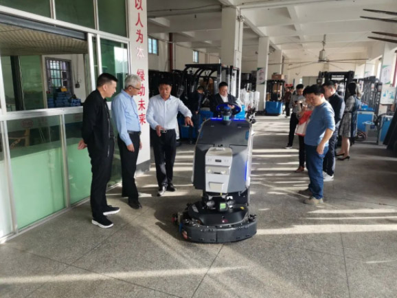 情暖永新昌丨熱烈歡迎廈門總商會(huì)舉辦的哈工大會(huì)長(zhǎng)班同學(xué)光臨廈門永新昌參觀指導(dǎo)。